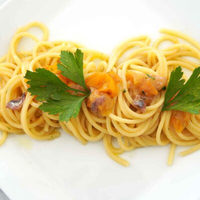 ricetta-spaghetti-pomodoro-giallo-alici-di-menaica